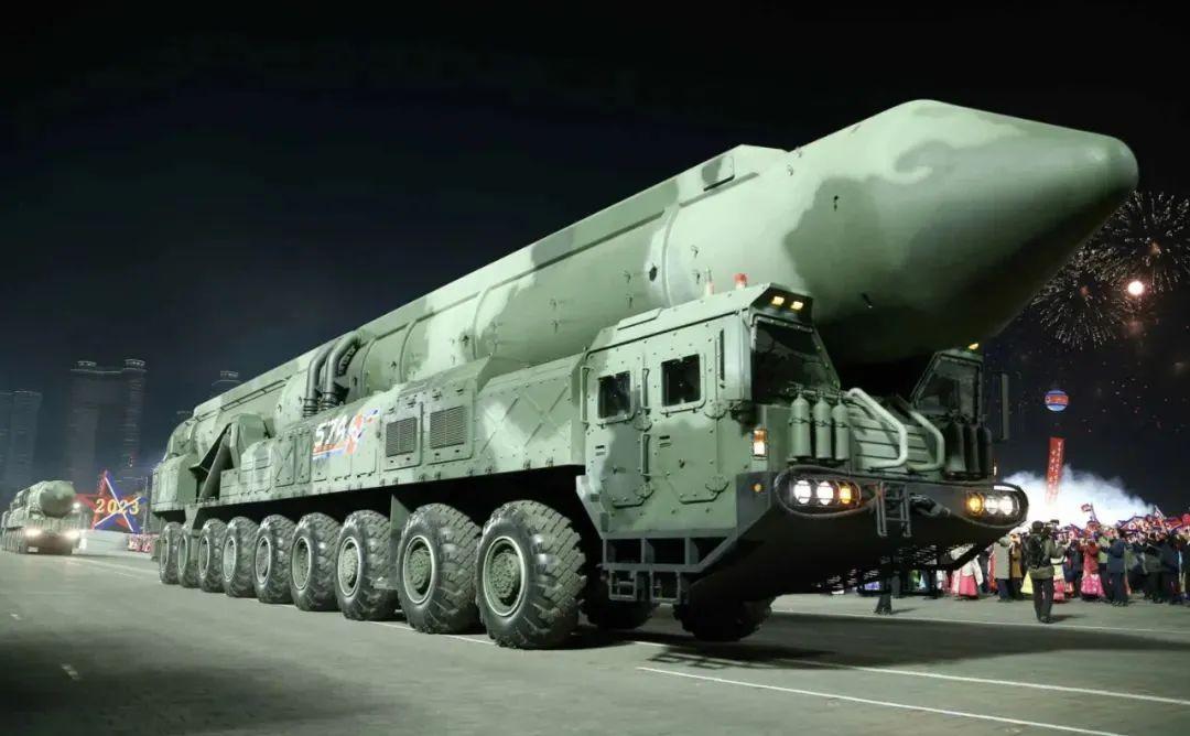 无言以对了，朝鲜成功发射火星-18洲际导弹，性能已不亚于中俄？
