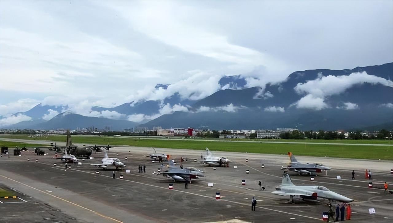 台湾岛上空多声巨响，是解放军战斗机的低空音爆？