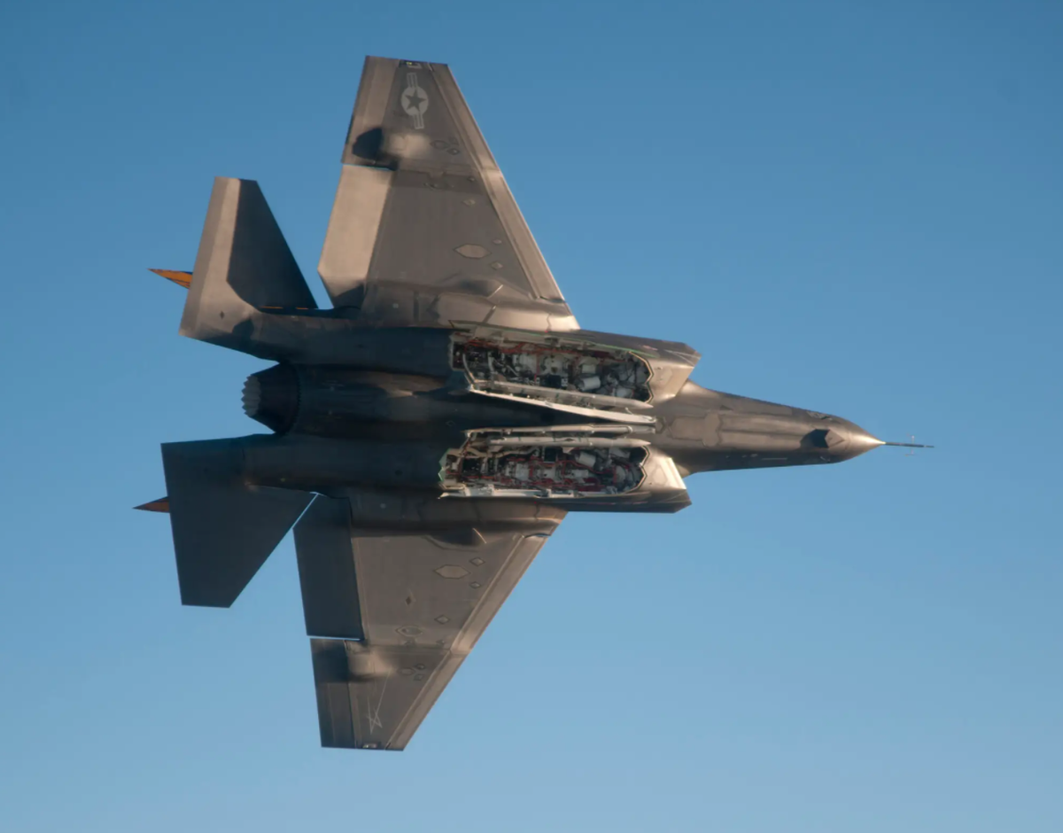 F-35战斗机升级弹仓，隐身模式可带6枚导弹，将与歼-35一较高下？