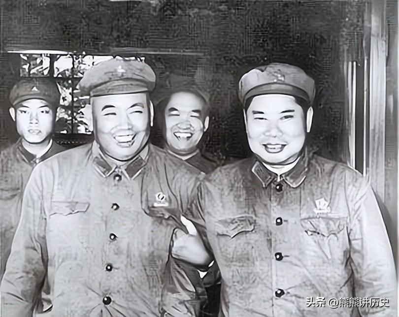 杨得志坐端C位，左边的是工之兵王，右边的是军委副主席