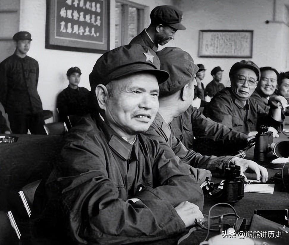 杨得志坐端C位，左边的是工之兵王，右边的是军委副主席