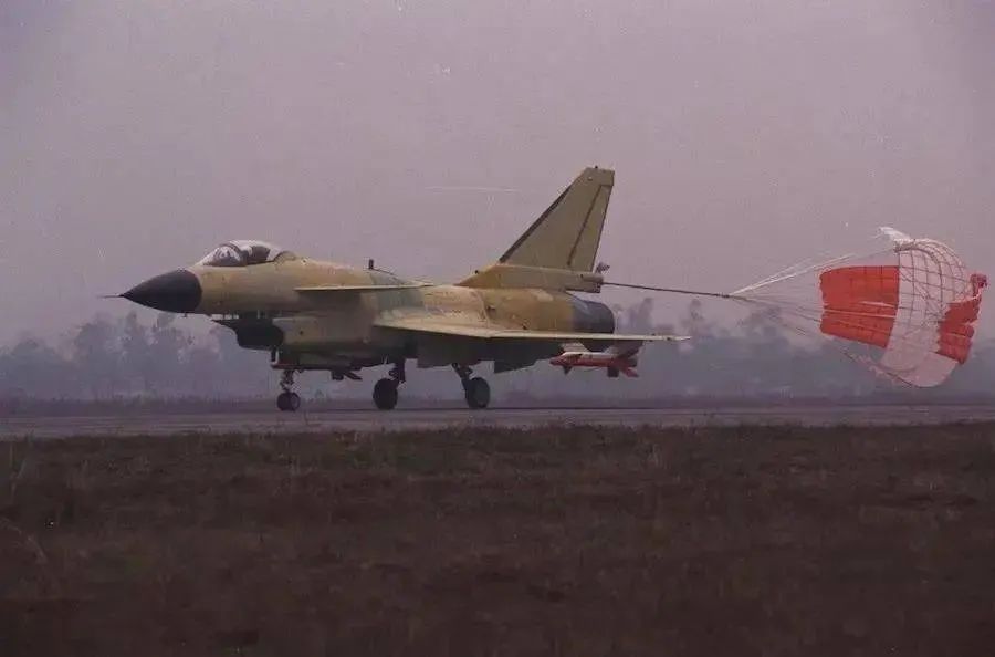 祝贺歼-10战机首飞25周年，老骥伏枥的老型号，还能继续改进吗？