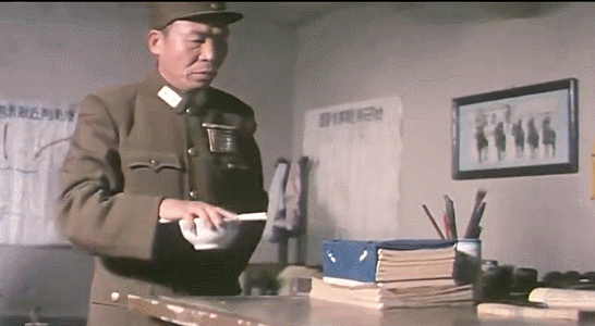 蒋介石：机枪往左移5米！后方指挥官“微操”，前线真的靠谱吗？
