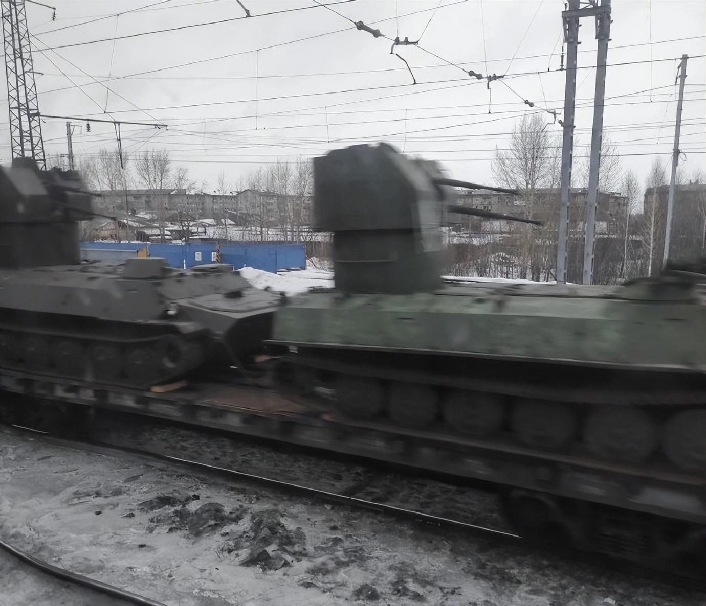 土味儿“天启坦克”？俄军将舰炮焊接到装甲车上，投入乌克兰战场