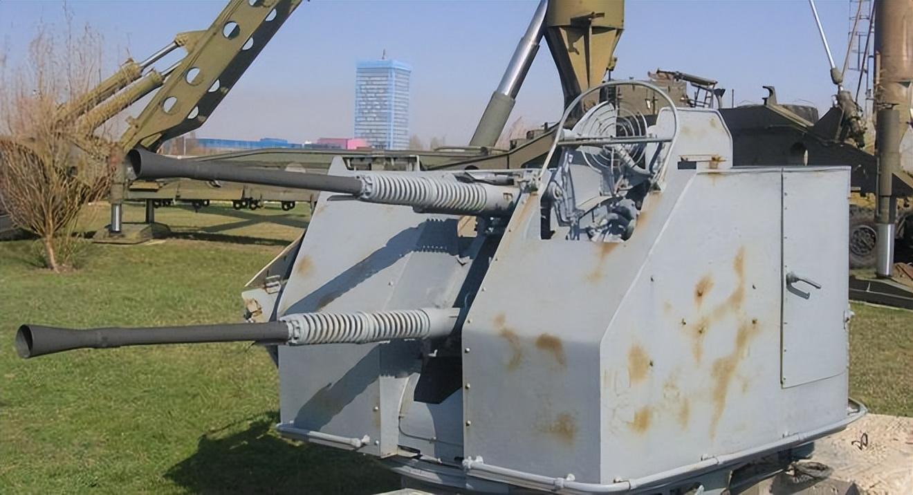 土味儿“天启坦克”？俄军将舰炮焊接到装甲车上，投入乌克兰战场