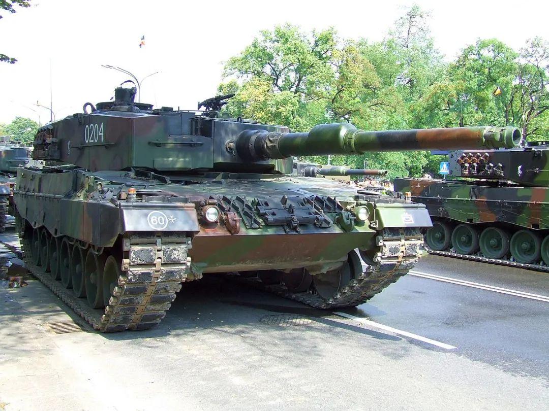 先撕起来了？美国哭着喊冤：M1坦克我不想给，是德国硬逼着我给！