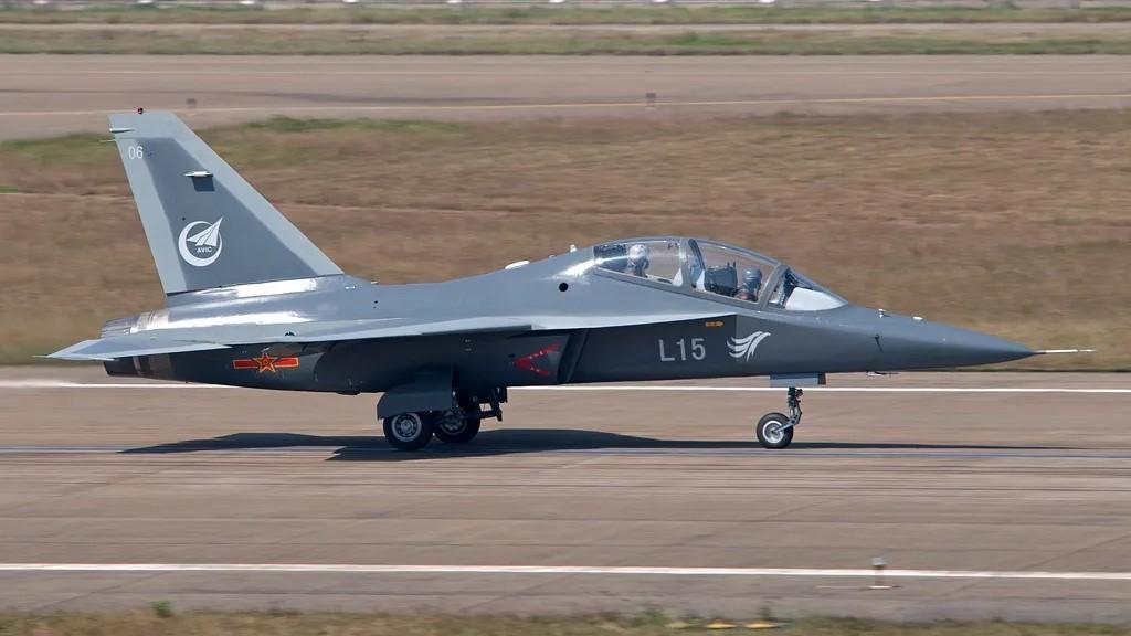 中国L-15教练机刚拿下大订单！携手“枭龙”，却不敌韩国FA-50？