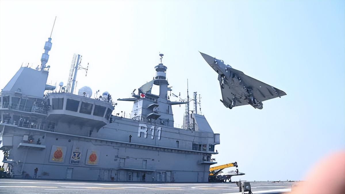 印度“光辉”战机国产航母上成功起降，将与中国歼-15争雄大海？