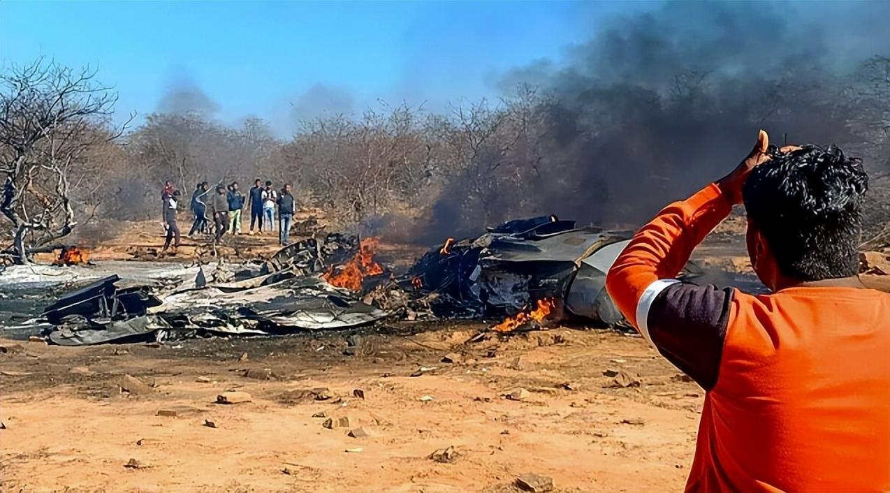 新年第一摔！印度2架战机空中相撞坠毁，印军飞机还够摔几年？