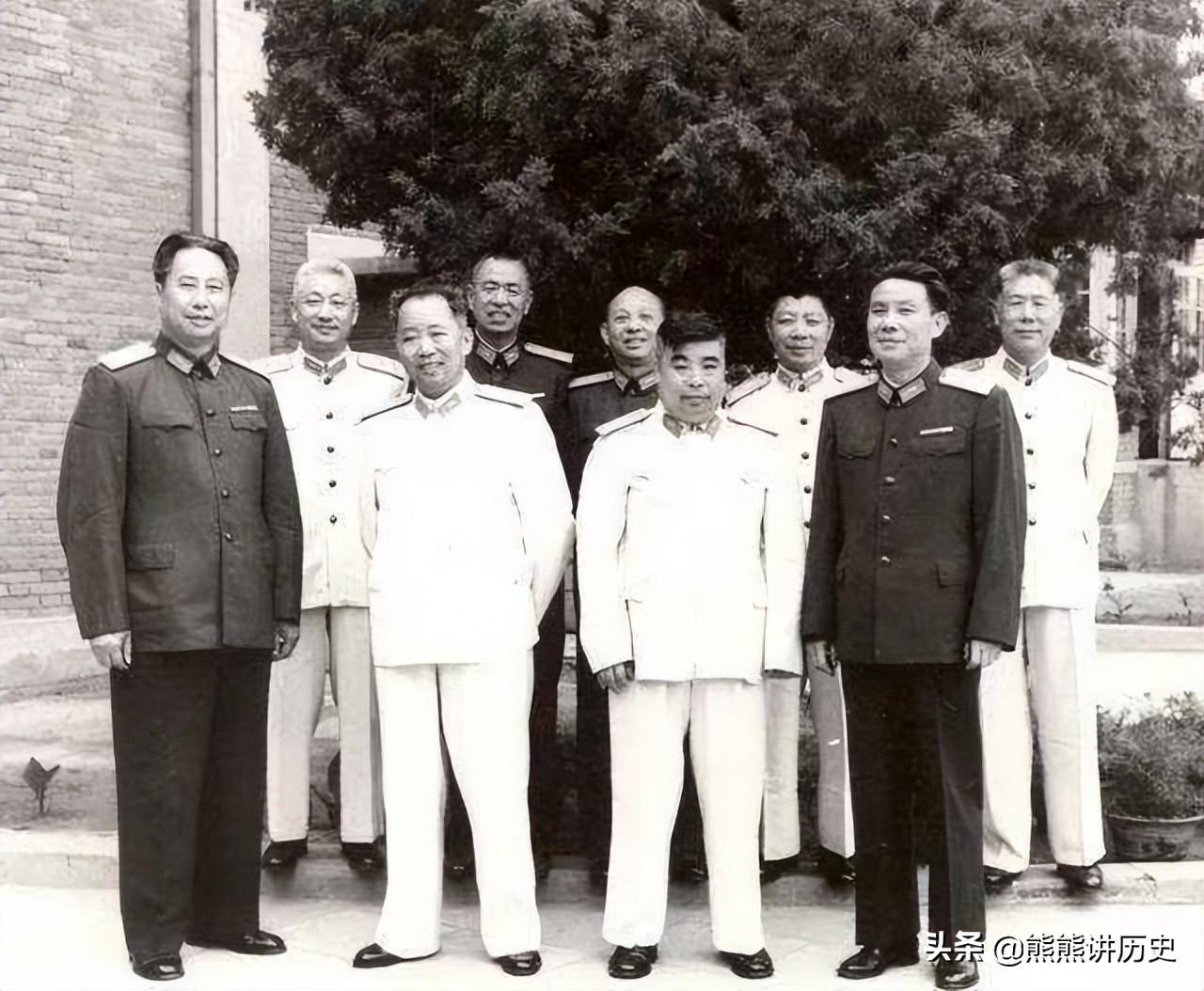 建国后，空军骨干人员齐聚一堂，站在C位的是司令员与政委