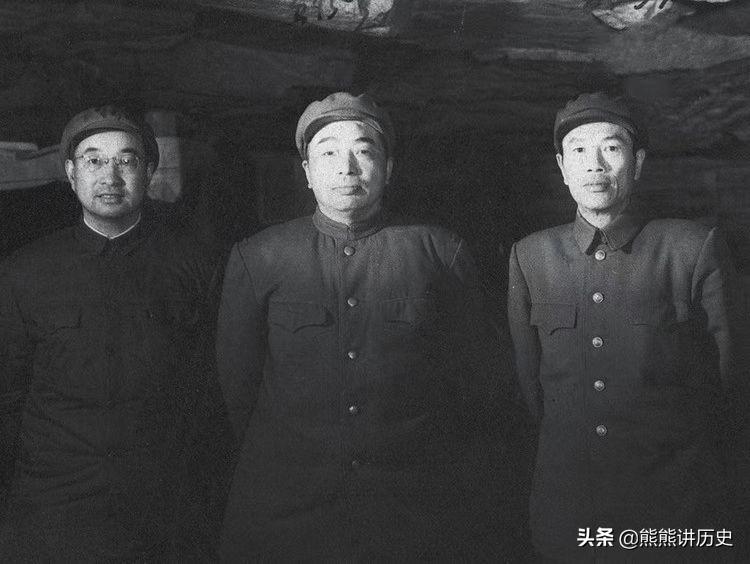 志愿军三位名将同框合影，彭总站C位，左右两边分别是大将与上将