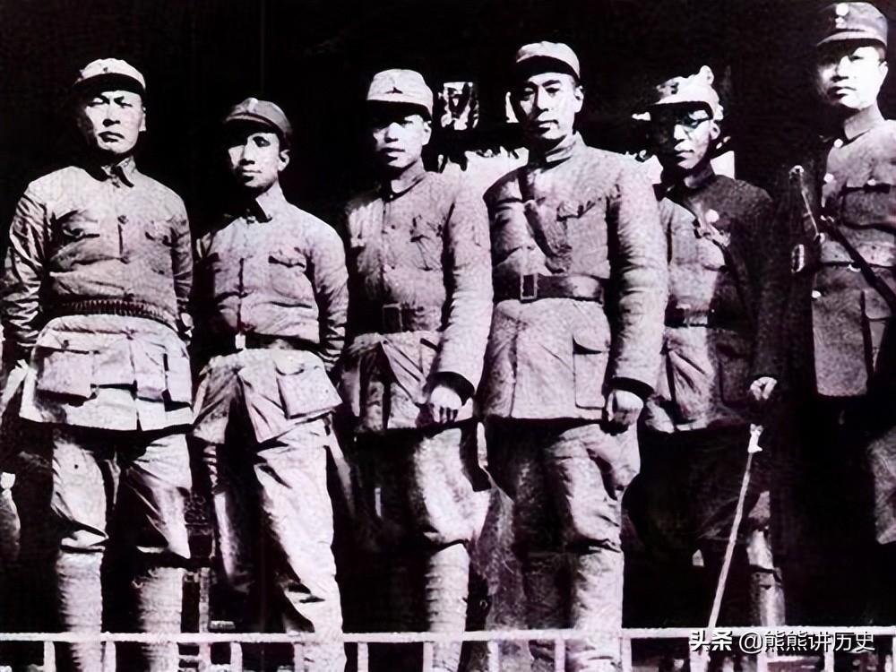 抗战时期，周公与新四军高级军官合影照，看看都有谁？