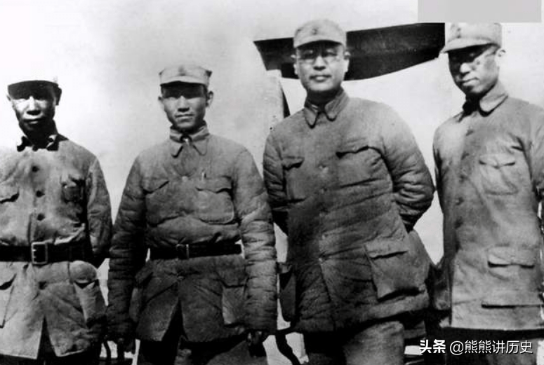 1933年，红四军刚刚改编成红二师的时候，师长与政委都是谁担任