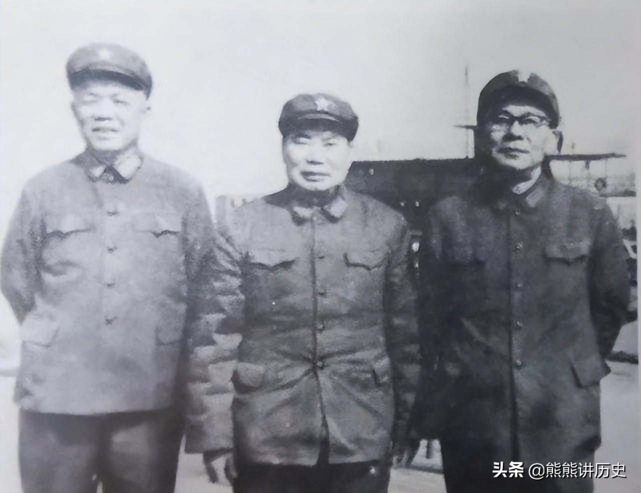 三位上将同框合影，站在C位的是总参谋长，旁边两位将军也是虎将