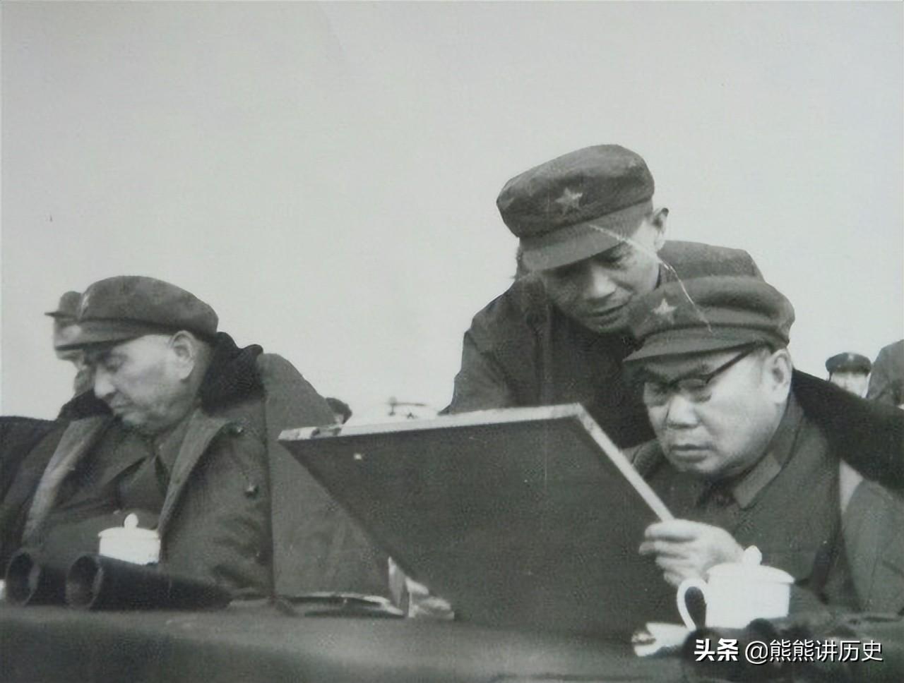 三位上将同框合影，站在C位的是总参谋长，旁边两位将军也是虎将