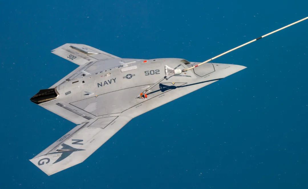 前所未见！成飞海报意外曝光中国版X-47B，这是歼-20忠诚僚机？