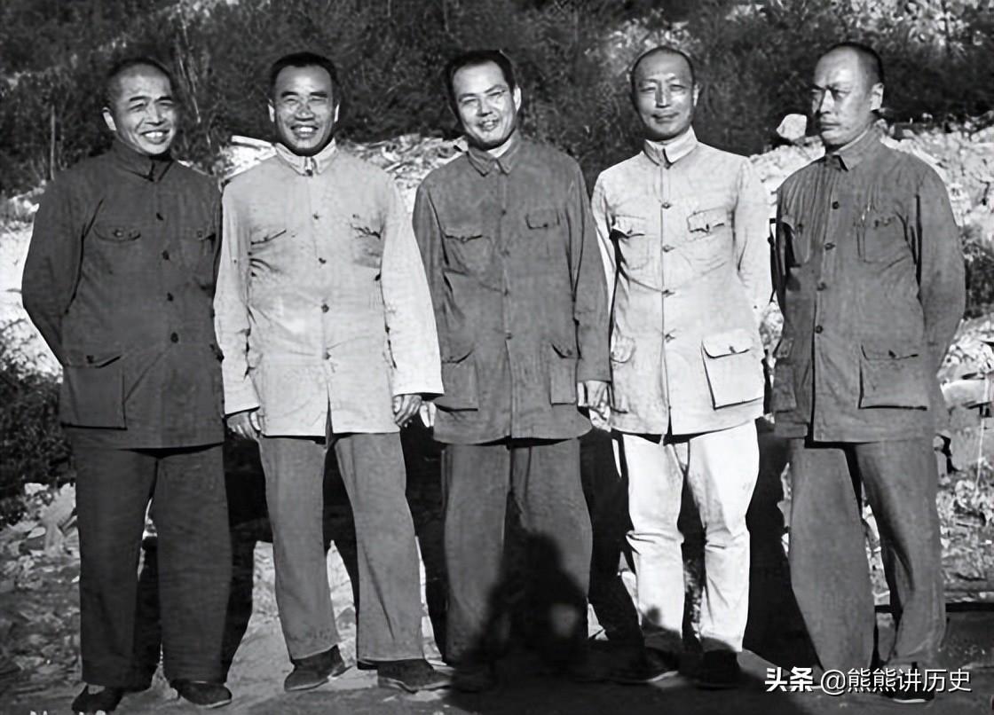 1944年，在延安拍摄的珍贵合影照，聚集了共和国的五大元帅