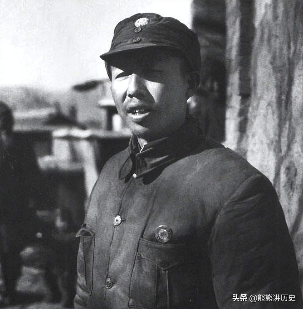五位开国将军拍照留念，站在C位的他，被毛爷爷称赞为红军书法家