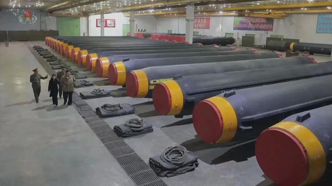 朝鲜亮出大杀器！金正恩视察导弹工厂，30多枚火星-12一字排开！