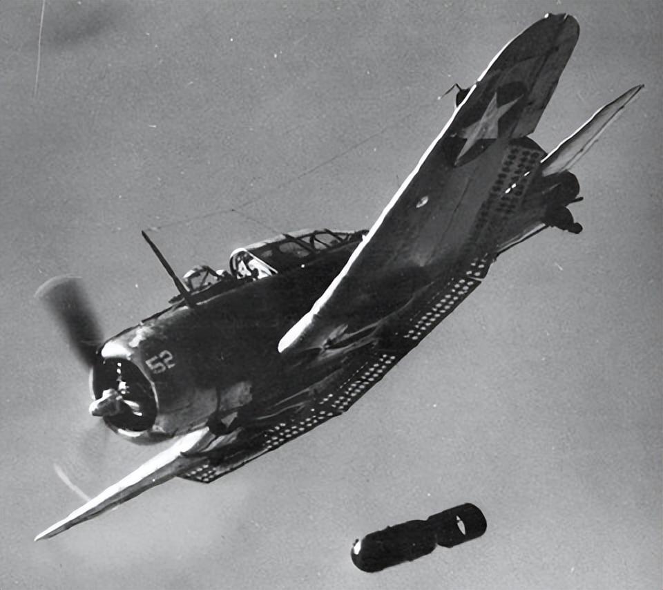 “地狱俯冲者”！暴揍日军战列舰的SB2C轰炸机，为何遭美军嫌弃？
