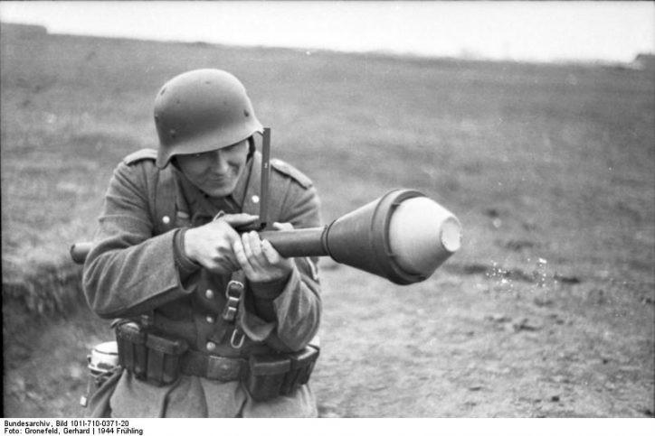 德军快乐棒！二战“铁拳”反坦克火箭筒，操作简单破甲性能一流