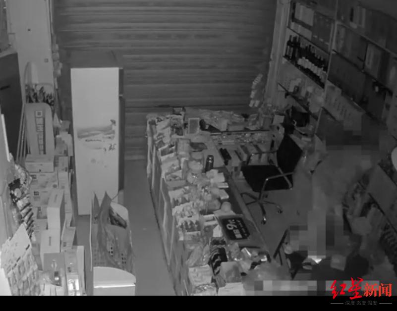 ↑男子盗窃被店内监控拍下。视频截图