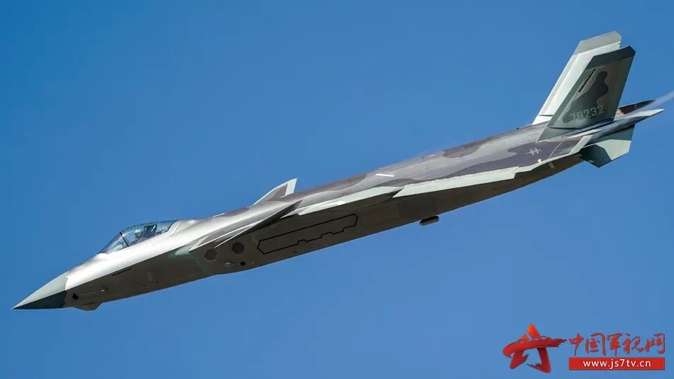 美国模拟F-22近战“逆袭”歼-20，五代机还需要航炮吗？