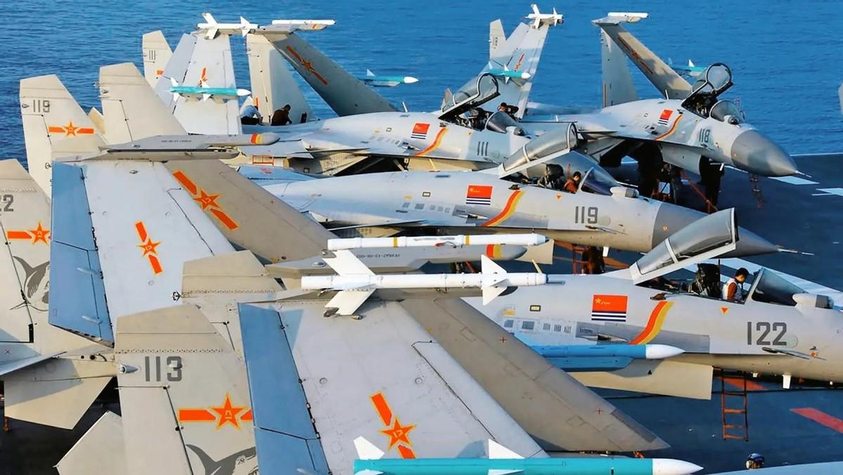 好样的！歼-15挂弹起飞百米距离逼退外舰，中国航母战斗力如何？
