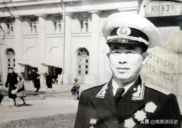 1950年，萧劲光任海军司令员，那么副政委，副司令都是谁担任