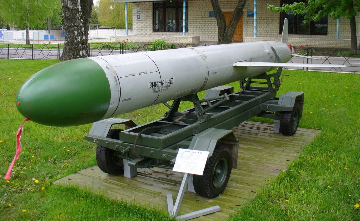 乌克兰击落KH-55导弹，导弹数量不足，俄罗斯动用核武器载具了？