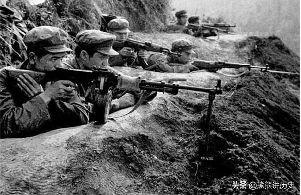 1979年对越反击战，英勇人民军守卫西南长达十年，留下的珍贵合影