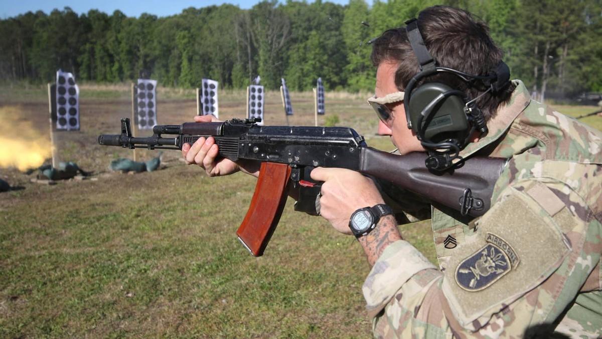 美国要大量收购AK-74步枪，最好是俄制原装枪，背后有何用意？