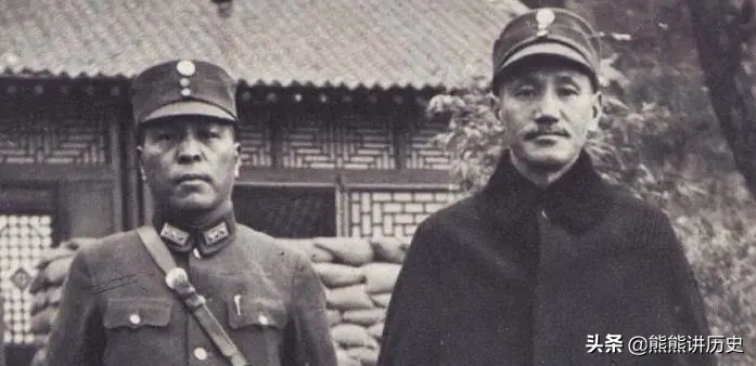 蒋介石与国军将领罕见合影照，看看都有谁，够资格与蒋介石同框