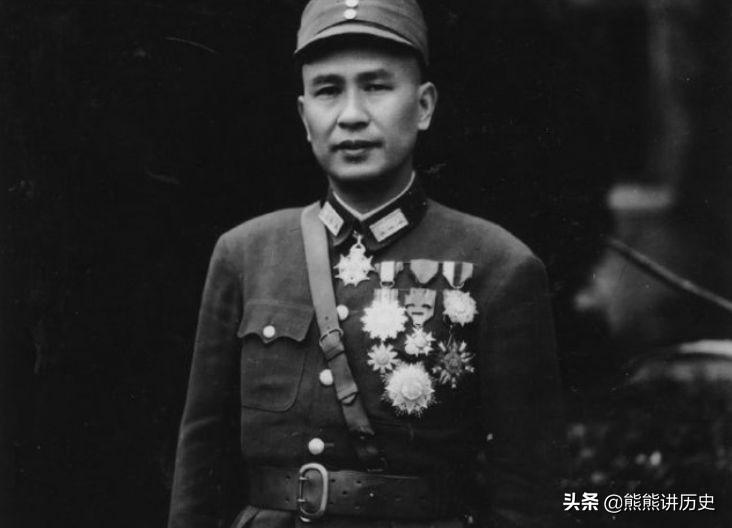 白崇禧执掌华中战区，蒋介石让哪两位将领监视他的一举一动？