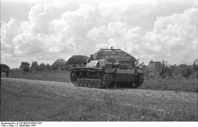 绰号“三突子”！二战德军的三号突击炮，为何能装备上万辆？