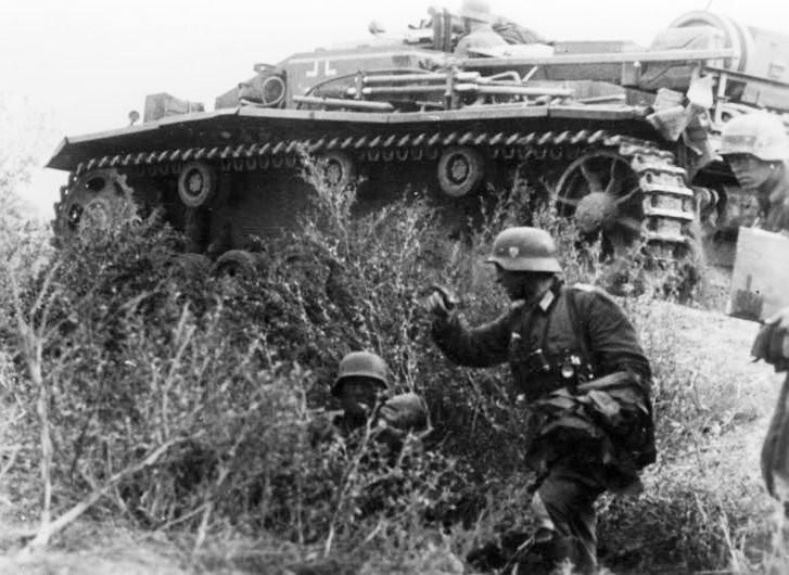 绰号“三突子”！二战德军的三号突击炮，为何能装备上万辆？