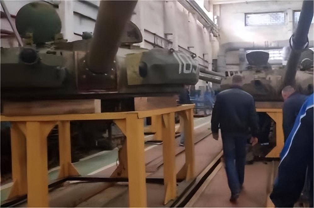 俄罗斯紧急翻新800辆T-62M坦克，在俄乌战争中能派上多大用场？