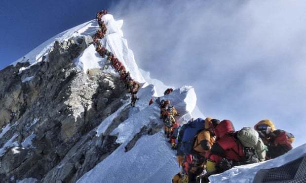 ↑2019年5月，登山者在珠穆朗玛峰的山脊上排队。图据美联社