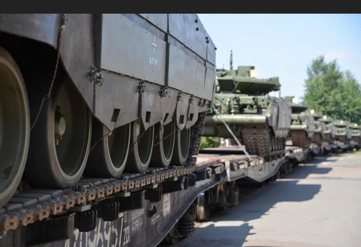 新一批改进型T-80BVM主战坦克交付俄军！火力更猛防护力大幅提升
