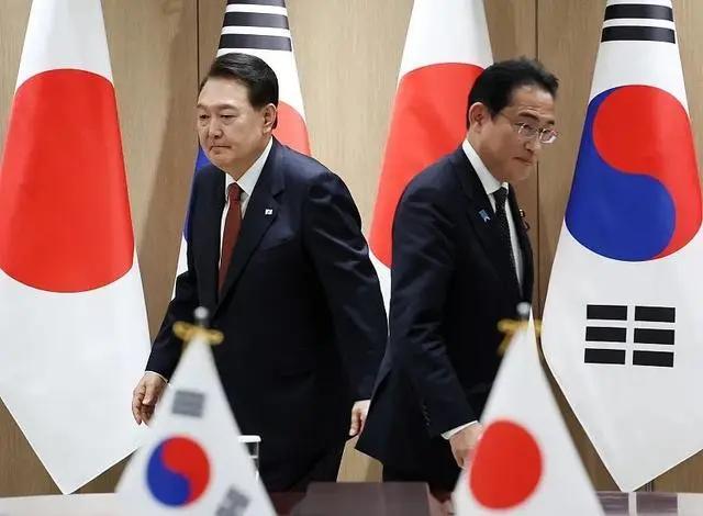 韩国总统尹锡悦与日本首相岸田文雄在合影后各自走向座位。图源：视觉中国