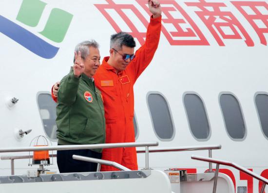 ·2017年5月5日，C919在上海完成首飞。飞机降落后，吴光辉（左）和首飞机长蔡俊拥抱在一起。