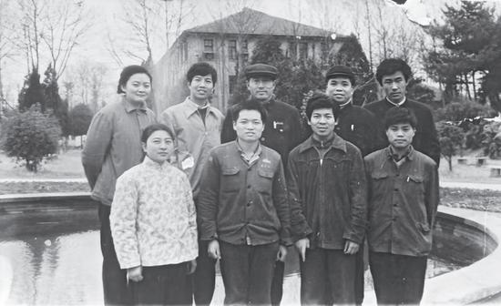  ·魏志毅（后排右二）与吴光辉（后排左二）在毕业设计期间的合影。（受访者供图）