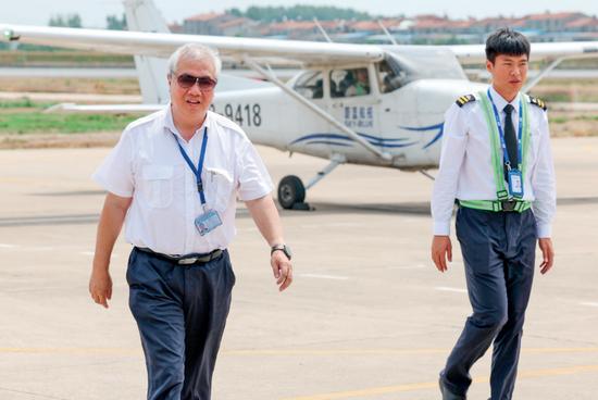  ·2022年9月6日，吴光辉（左一）在航校完成飞行训练。