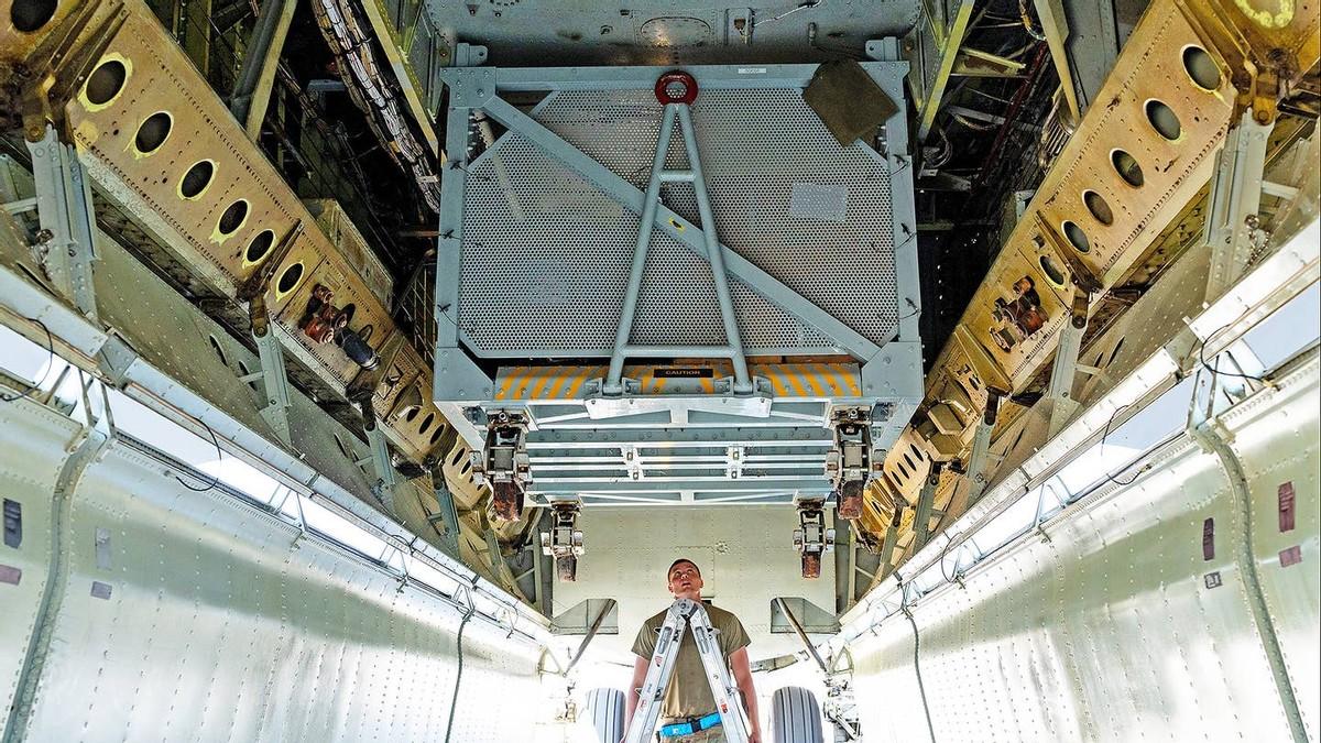 不务正业？B-52H携带货物集装箱参加演习，要化身“苦力强”吗？