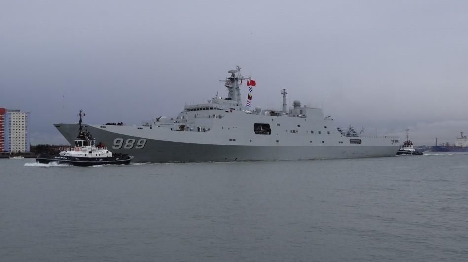 罕见！中国海军25000吨巨舰停靠海外基地，航母未来也要进驻吗？