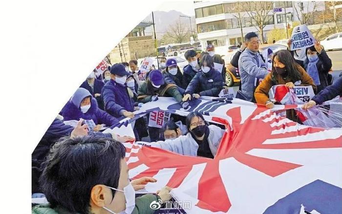 图为今年3月，韩国民众在日本大使馆前撕毁旭日旗