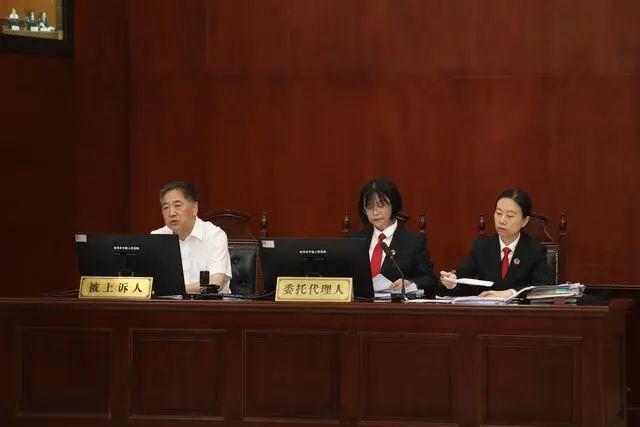  杭州副市长宦金元（左一）出庭应诉。图片来源：杭州中院