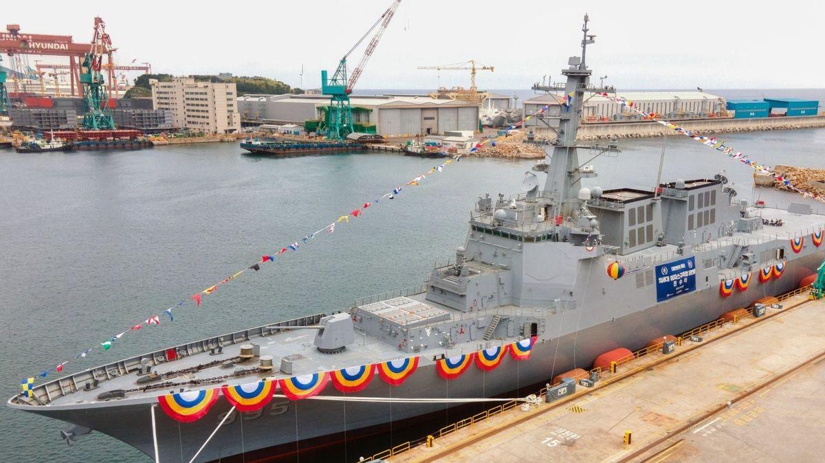 韩国新型驱逐舰下水！排水量11500吨，性能已超越中国的055大驱？