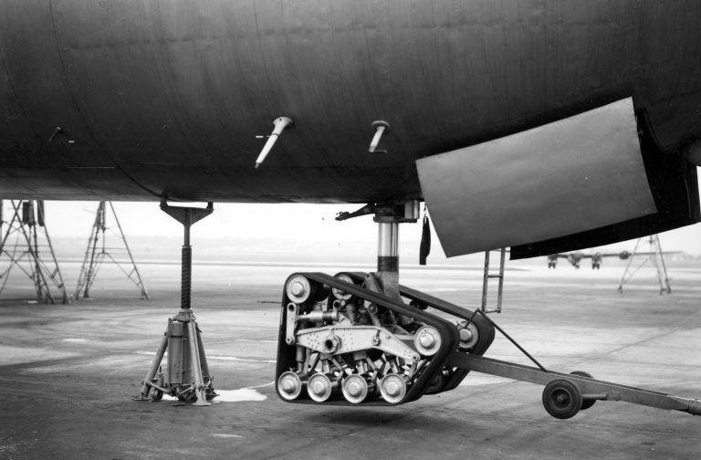 冷战时期的黑科技有多牛？轰炸机起落架轮胎，居然换成坦克履带