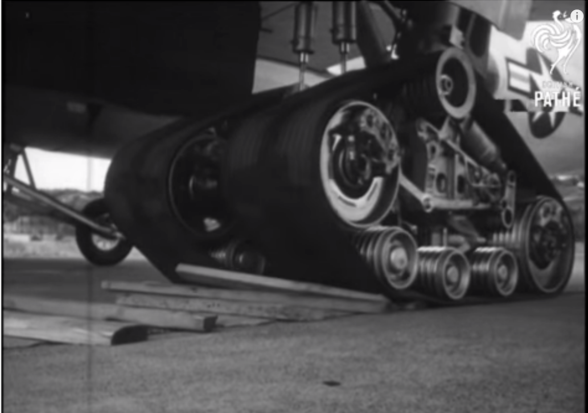 冷战时期的黑科技有多牛？轰炸机起落架轮胎，居然换成坦克履带